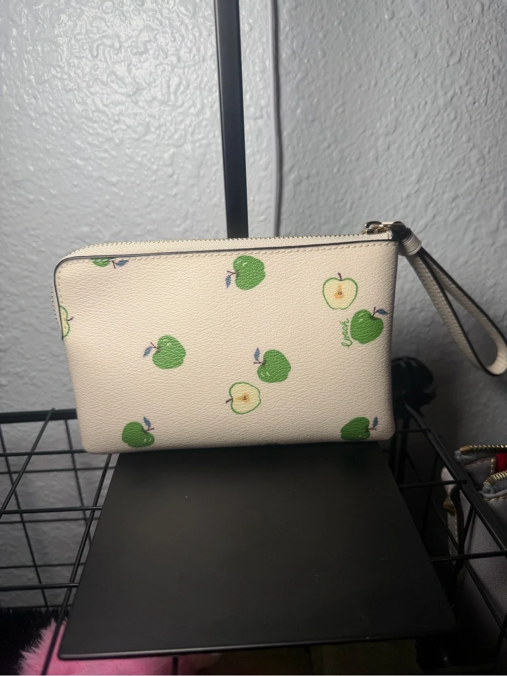 🍏 COACH Corner Zip Wristlet - Apple Print in Chalk / Green 🍏 - RARE PRINT